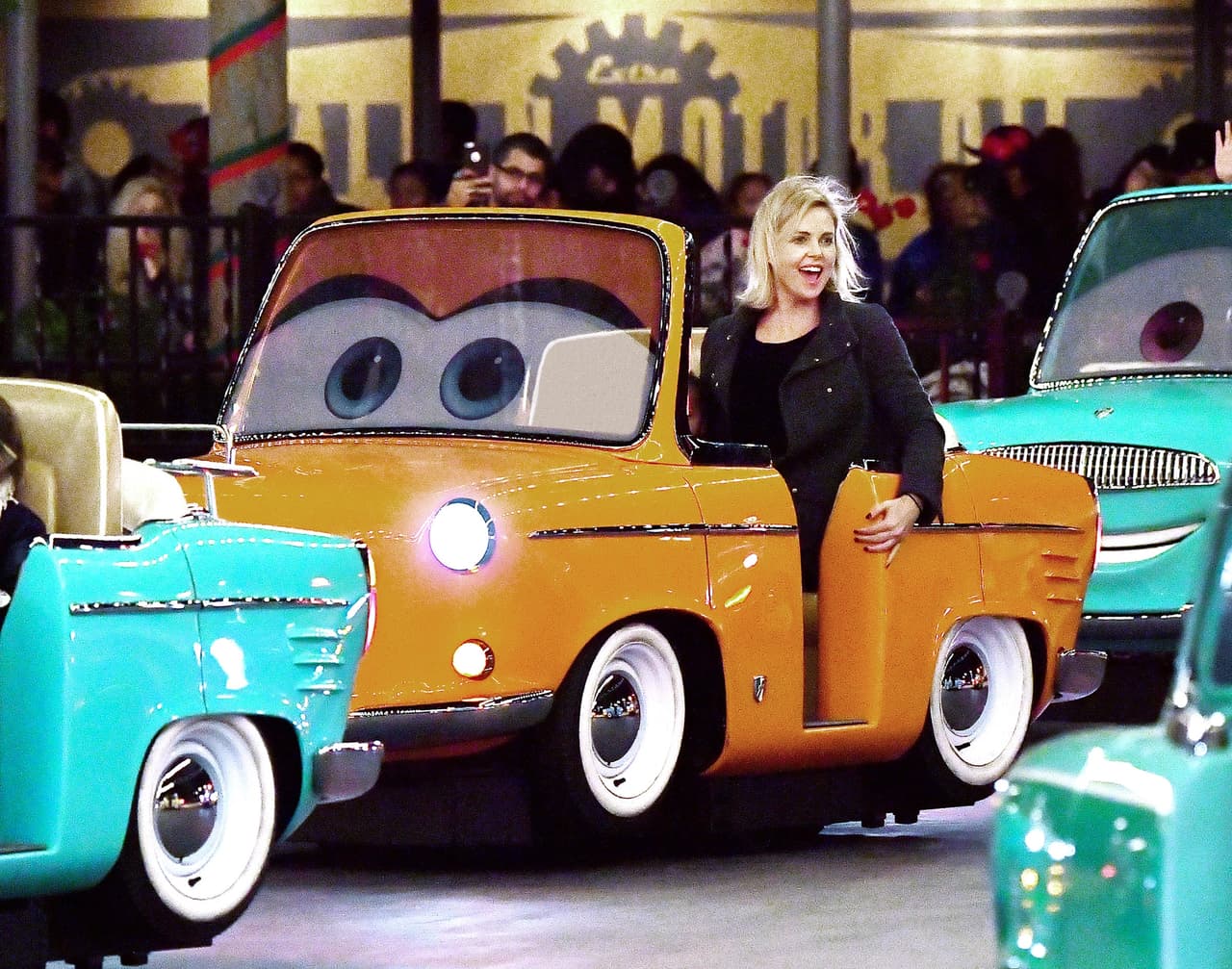 Hasta en el paseo de 'Cars' se subió la famosa.