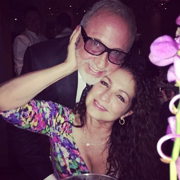 Por su parte, la feliz pareja se dedicó tiernos mensajes de amor en la misma red social. Gloria escribió: "¡Feliz aniversario bebé! El tiempo ha volado y me parece que fue ayer que éramos dos jóvenes con ilusiones comenzando una aventura juntos... aún me siento así. ¡Te adoro, mi morito!".