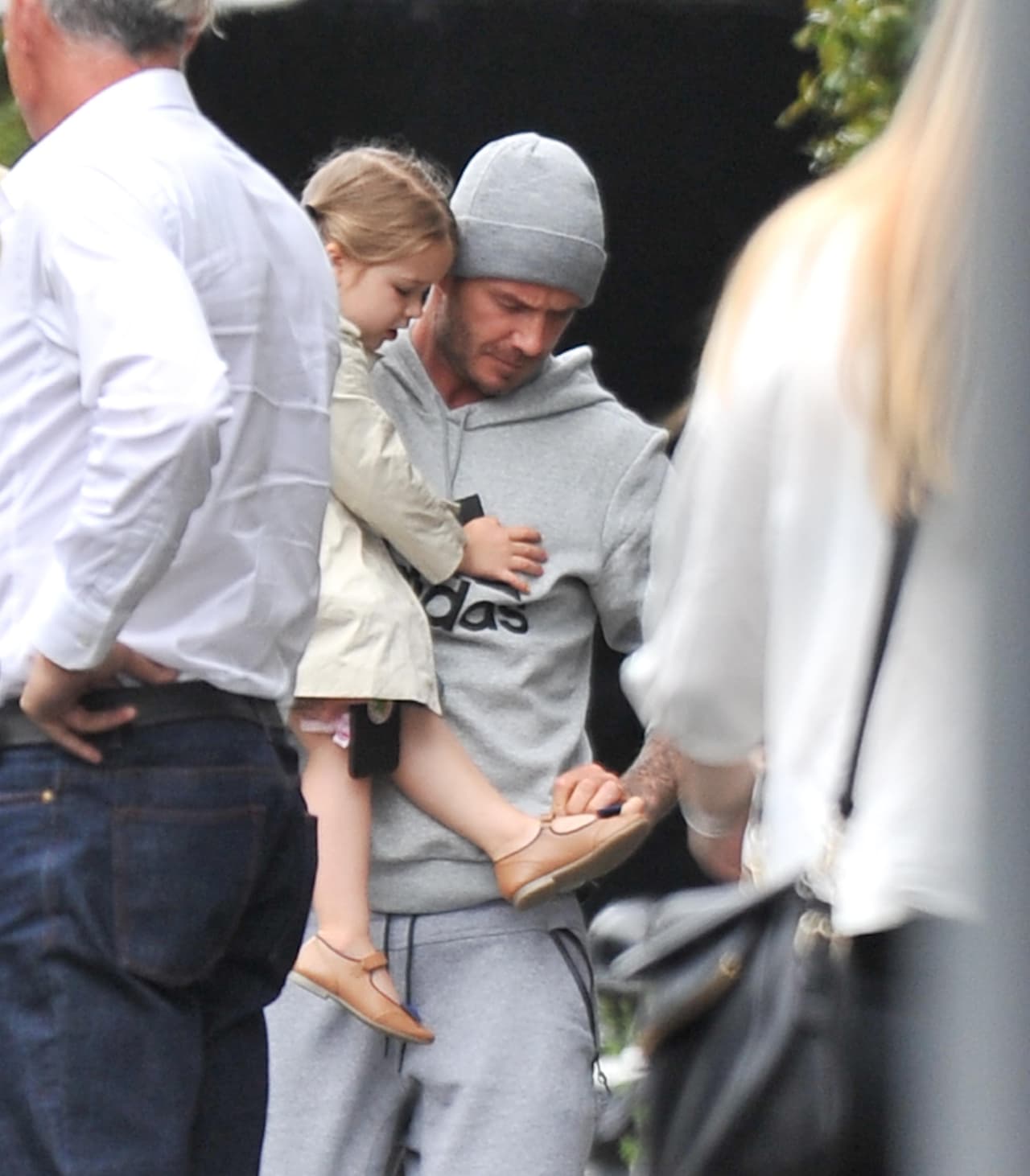 Parece que algo le molestaba a Harper, su papá no dudó en quitarle uno de sus zapatos.