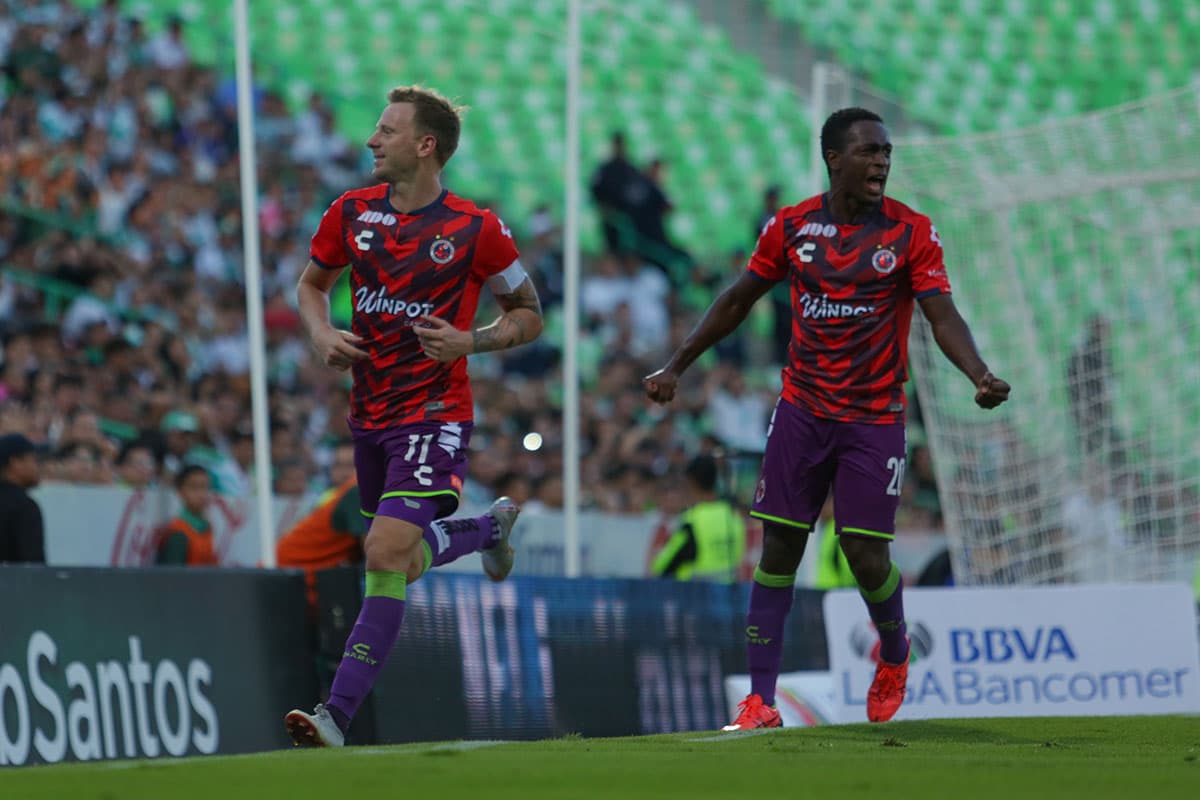 Sin embargo, Cristian Menéndez (izquierda) logró el empate para los Tiburones sobre el minuto 71.