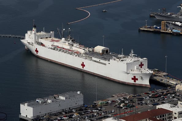 La Marina de Estados Unidos compartió imágenes de cómo se preparael personal médico y de asistencia dentro de la embarcación antes de llegar a Los Ángeles.