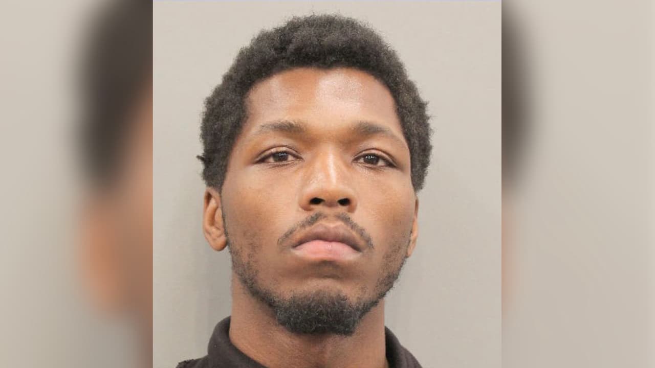 Acusan a sospechoso que intentó atacar con un cuchillo a unos policías 