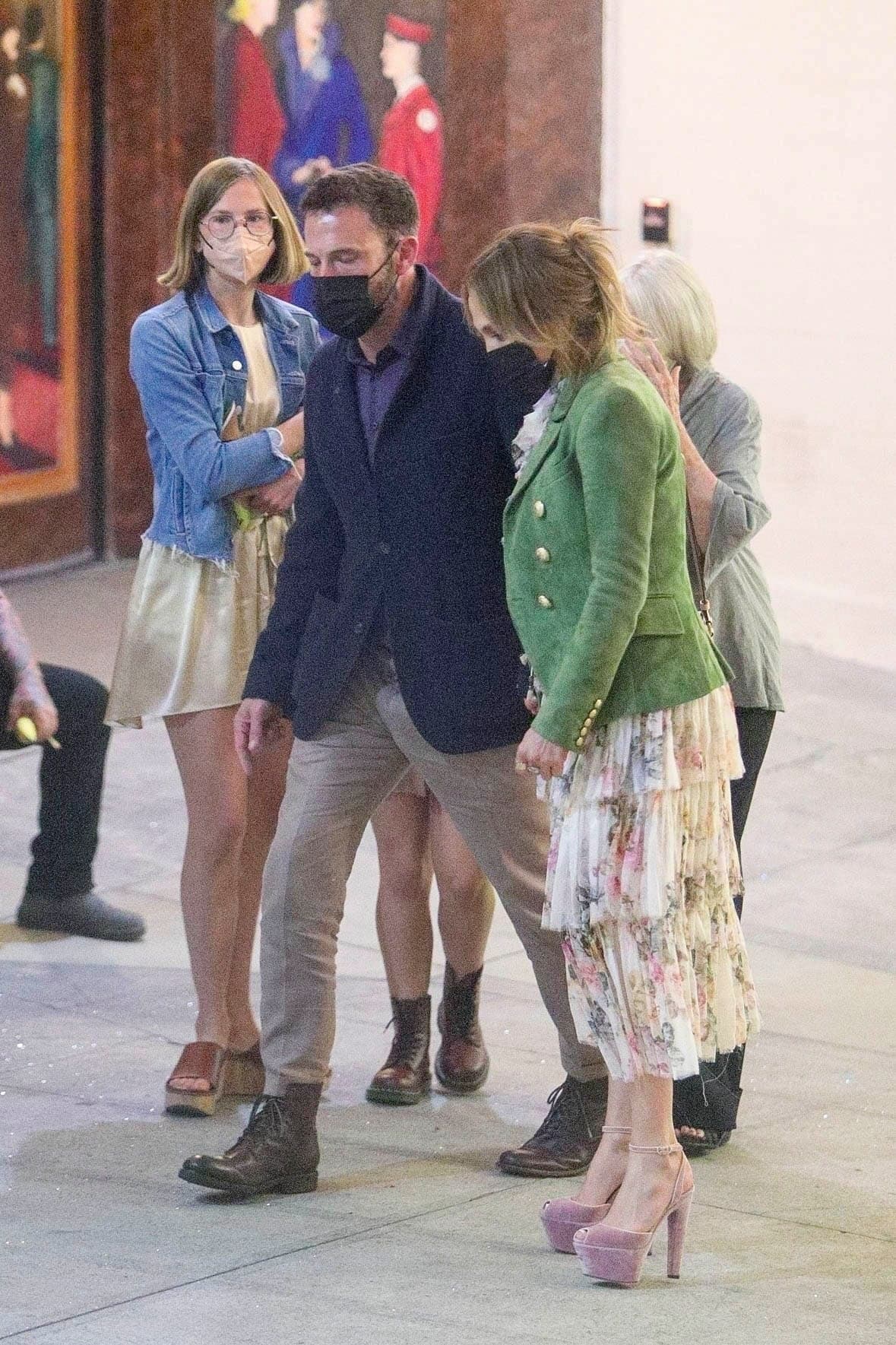 La mamá del protagonista de 'Argo' lució discreta entre la pareja y se le distinguió por el saco gris que portaba, mientras caminaba junto a sus nietas y los hijos de la intérprete.
<br>