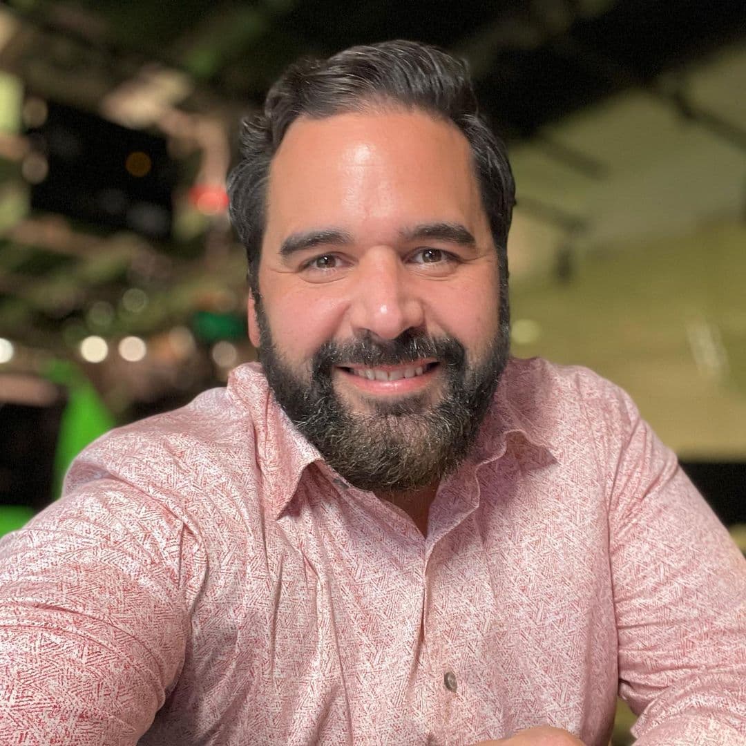 Y aquí lo vemos muy guapo y sonriente, con "cara de viernes", como él mismo la definió.