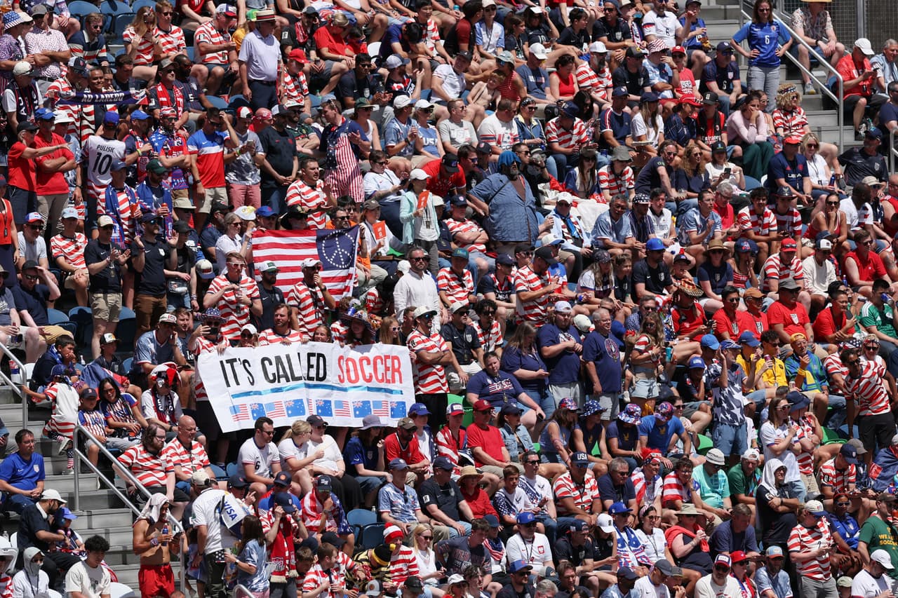 Jugadores estadounidenses muestran un cartel durante el partido de fútbol del Grupo D de la Copa Mundial entre Estados Unidos y Australia en Seattle, el viernes 19 de junio de 2026. (Foto AP/Maddy Grassy)