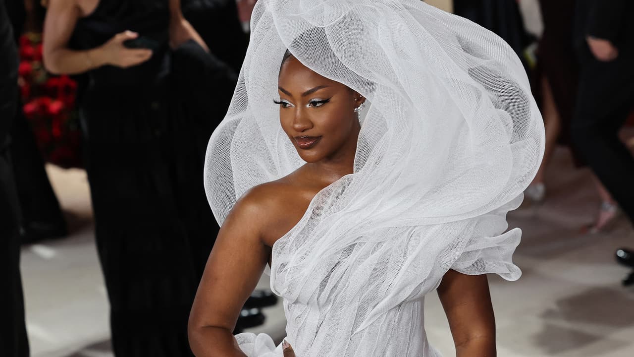 TEMS usó en los Premios Oscar 2023 este vestido blanco de tul de Lever Couture.