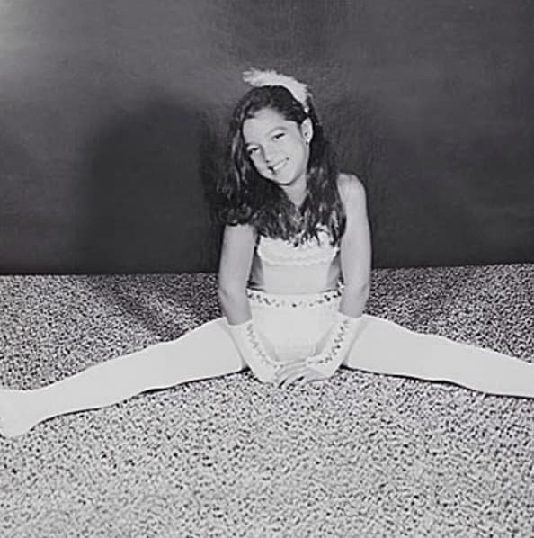 Adamari López Torres nació el 18 de mayo de 1971 en Humacao, Puerto Rico y comenzó su carrera desde que era una niña. Fue a los 8 años que realizó su primera actuación en la telenovela 'María Eugenia' junto a Marilyn Pupo y Juan José Camero.