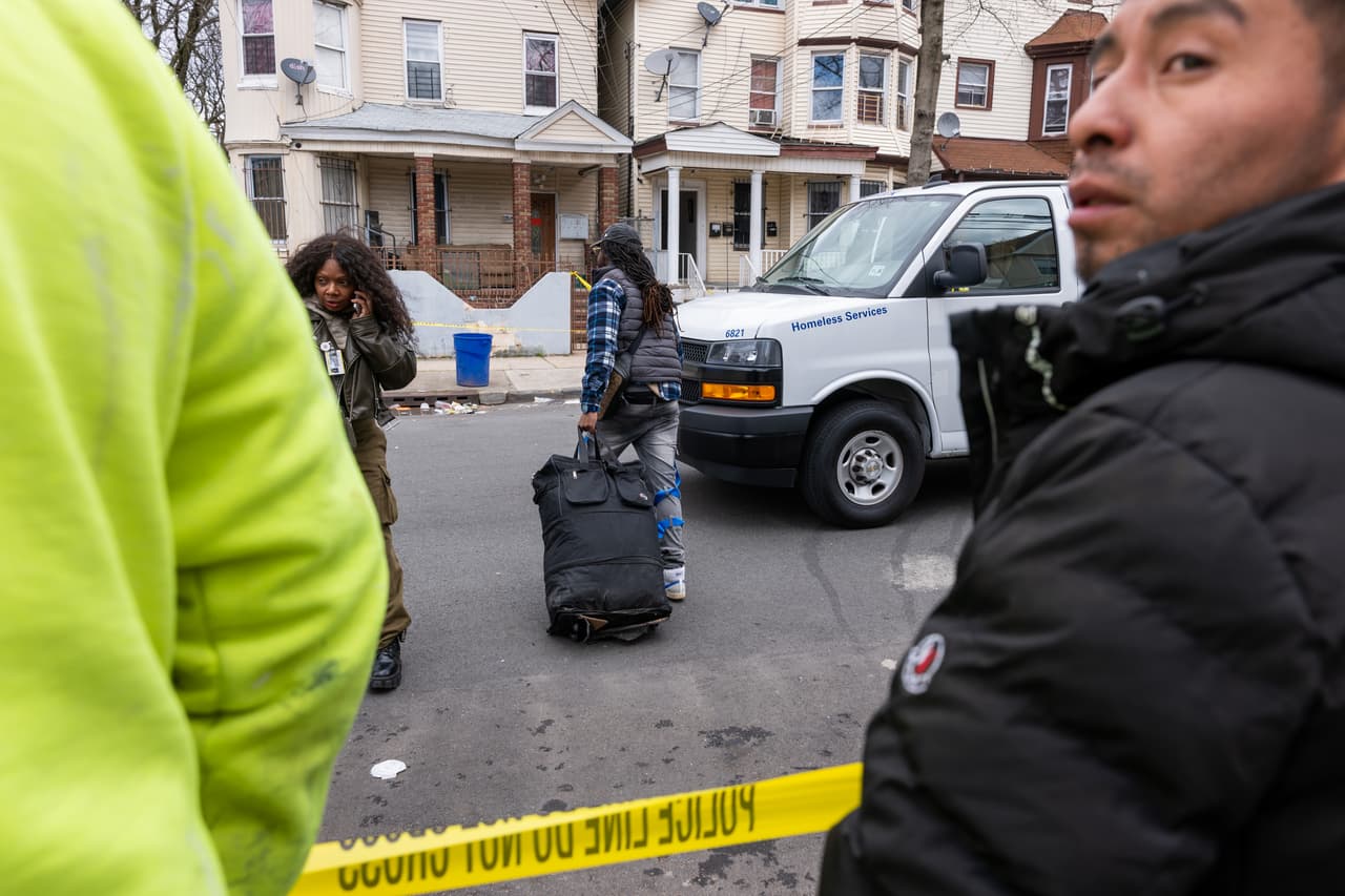 Varias 
<a href="https://www.univision.com/local/nueva-york-wxtv/lo-que-dicen-las-puertas-y-las-ventanas-sobre-la-estabilidad-de-su-casa-despues-del-sismo-video" target="_blank">casas en Newark tuvieron que ser evacuadas</a> por órdenes de los bomberos.