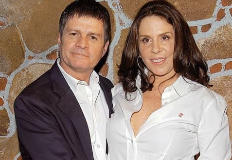 Rebecca Jones y Alejandro Camacho eran amigos pero se enamoraron como dos locos en el foro de 'El ángel caído' en 1985 y vivían juntos, hasta que los padres de ella los invitaron a casarse, un año después. En 2011 se divorciaron, pero siguen siendo íntimos amigos y es como si nunca se hubieran separado.