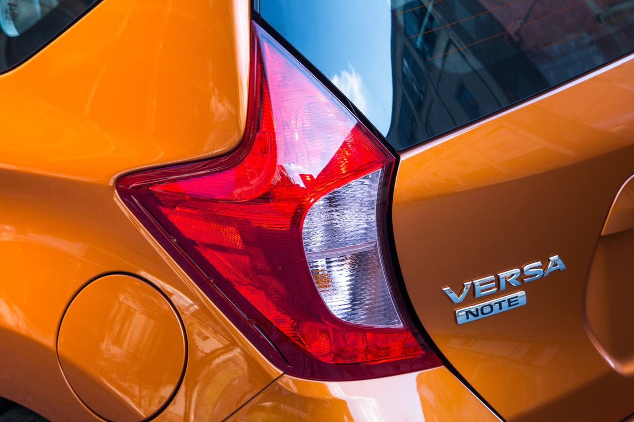 Las ópticas traseras del 
<b>Nissan Versa Note</b> fueron rediseñadas, ahora con estilo 'boomerang', algo que asemeja a este hatchback con otros modelos como el JUKE o el 370Z.