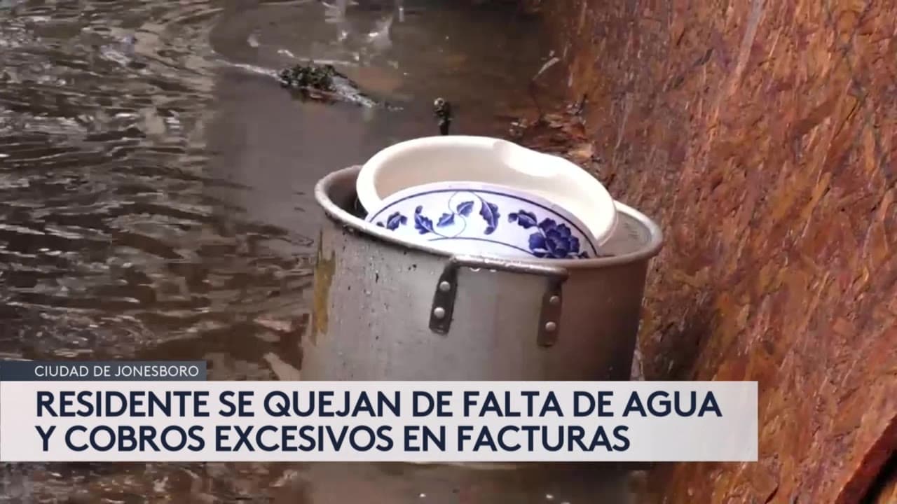 Fallas y altos costos en el servicio de agua obliga a familias hispanas a colectarla de la lluvia