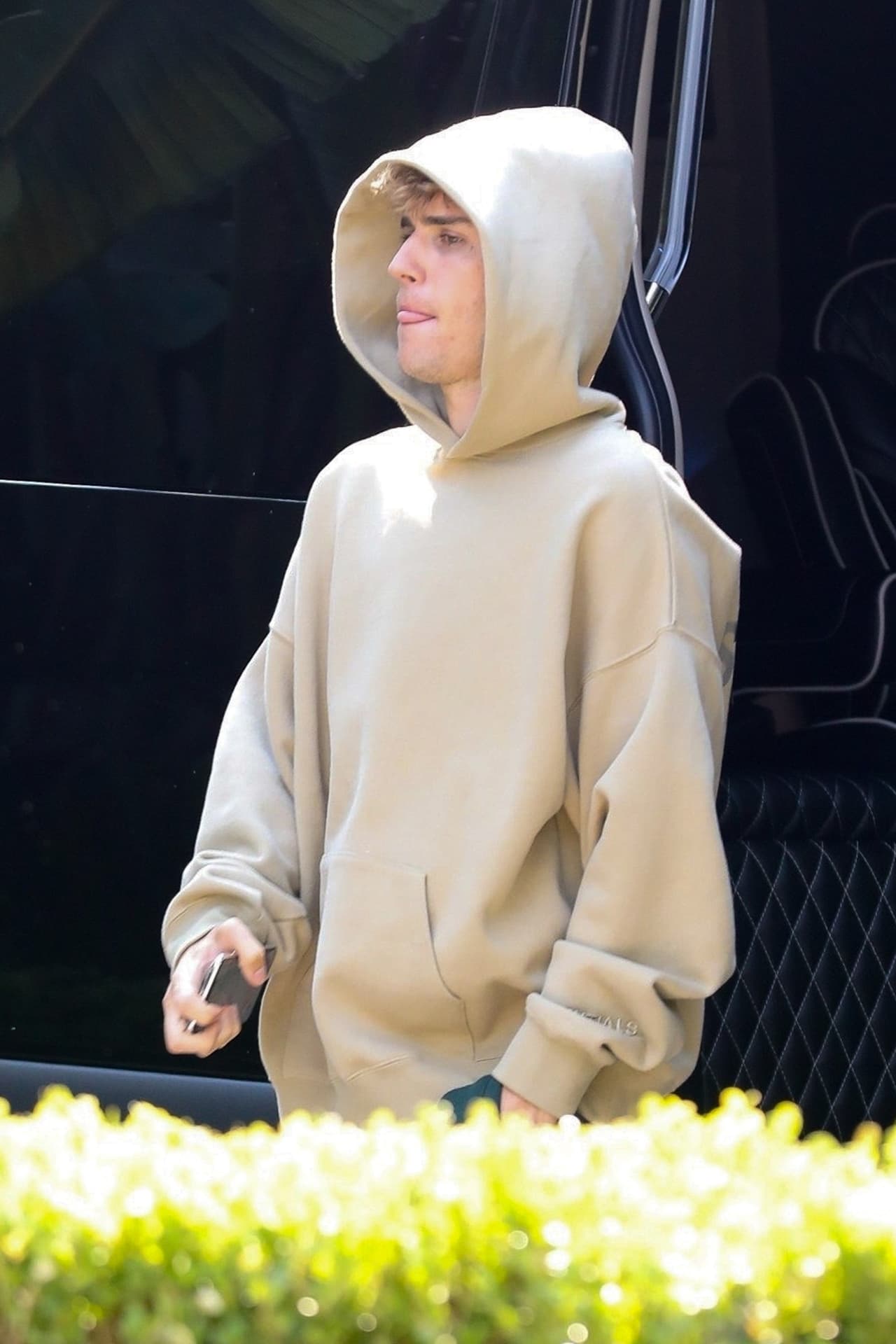 En un momento, Justin Bieber se cubrió la cabeza con la capucha de su sudadera.