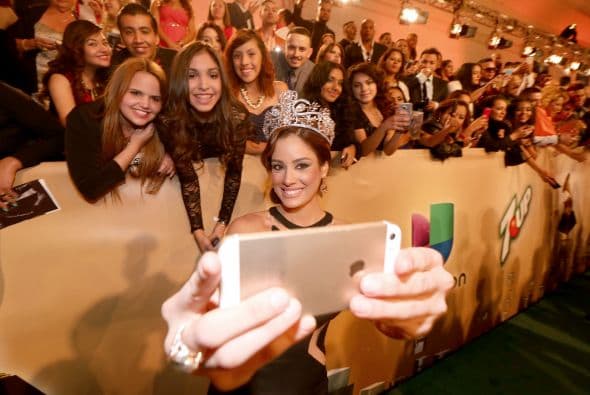 Una vez bajaban del escenario y durante la alfombra verde, se dieron la tarea de abrazarse, tomarse una que otra selfie y echarse uno que otro cuentito. ¡Y lo captamos todo!