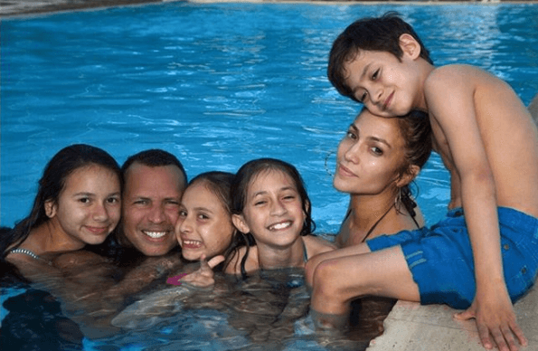 Para el verano de 2017, Lopez y el también empresario de ascendencia dominicana compartieron una tarde en la piscina junto a sus respectivos hijos.
