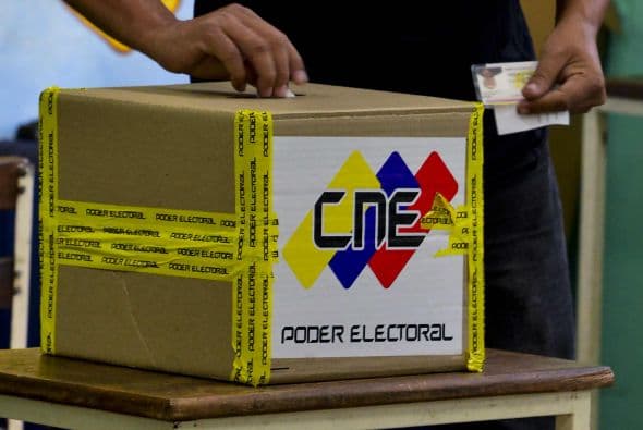 El ministro de Defensa, el almirante Diego Molero, fue uno de los primeros en ejercer su derecho al voto.