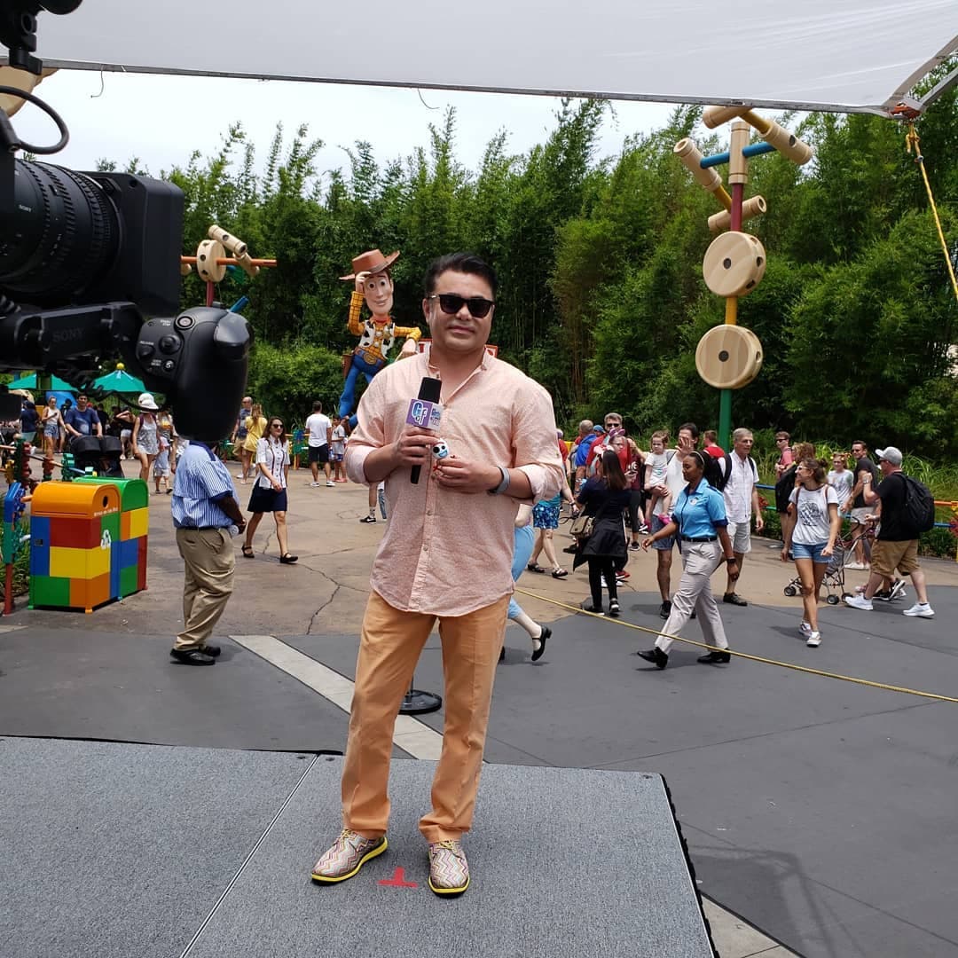 Desde pequeño, quería ser periodista, sin embargo, su padre deseaba que siguiera otro camino: "Como mi papá tenía farmacia, quería que yo fuera médico", dijo en una entrevista para 
<a href="https://peopleenespanol.com/celebridades/conoce-al-reportero-de-el-gordo-y-la-flaca-que-fue-discriminado-por-su-fisico/" target="_blank">People en Español</a>.