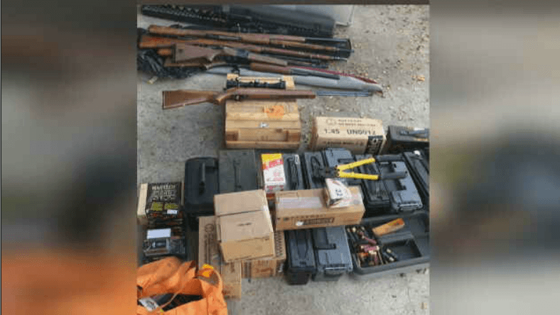 30 mil cartuchos de municiones e instrucciones para fabricación de bombas.