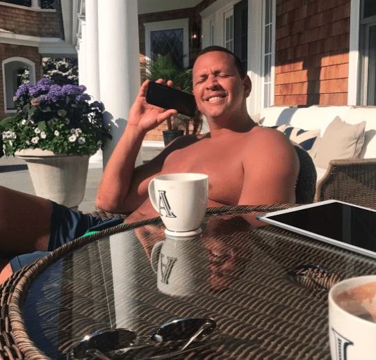 ¡Que lujo! La taza de Alex Rodríguez tiene su inicial... no sea que Jennifer se confunda.