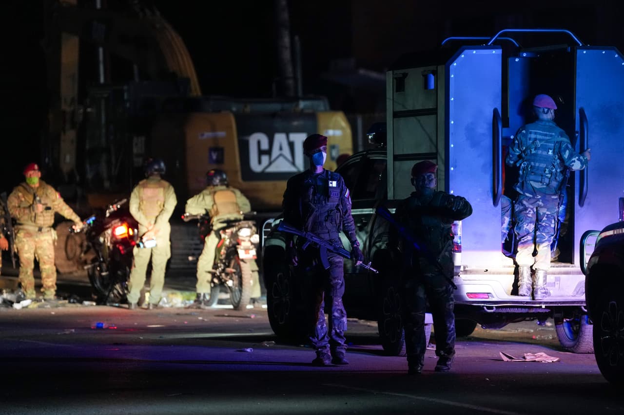 Miembros de la patrulla militar venezolana recorren las calles venezolanas.