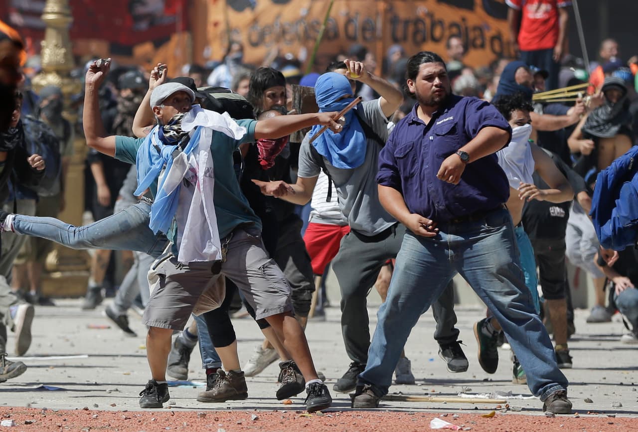 La situación de caos a las afueras del Congreso se empezó a formar poco antes del comienzo de la sesión, a las 14.00 hora local del lunes, cuando manifestantes, convocados por las organizaciones sociales y sindicales, se empezaron a enfrentar a la Policía arrojando piedras y botellas.