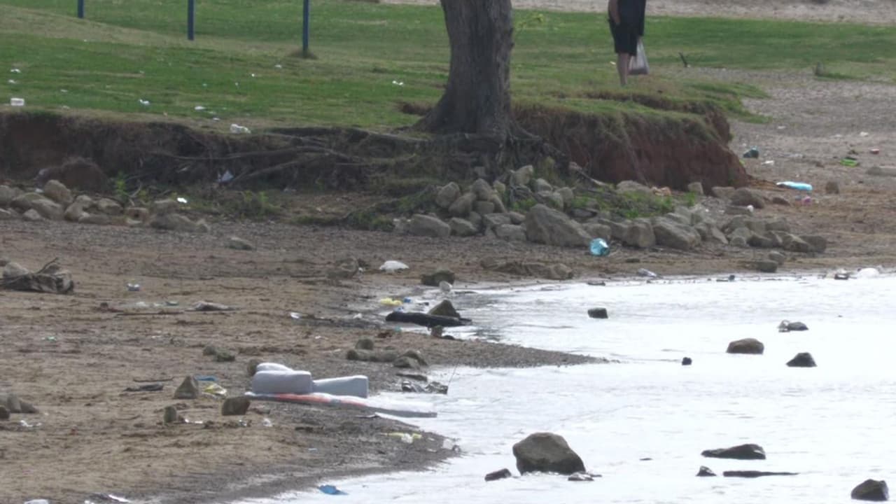 Este lunes, el parque amaneció con basura, juguetes y hasta zapatos tirados cerca del lago, lo que daba mal aspecto y contaminaba al área verde.