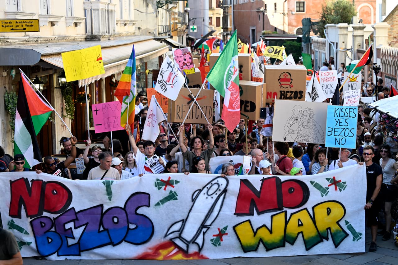 Personas participan en una protesta llamada “No hay espacio para Bezos”.
<br>
<br>Parte de los habitantes se oponen a los festejos bajo el colectivo "No space for Bezos" (No hay espacio para Bezos).