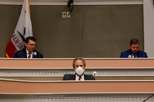 Es una compensación para el estado, ya que los legisladores recibirían el dinero por adelantado, que podrían comenzar a gastar anticipadamente para ayudar a la economía a recuperarse.