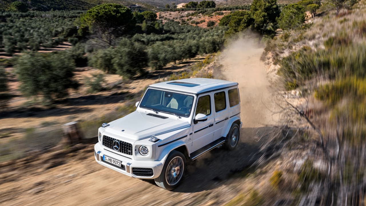 La 
<b>marcha baja en la caja de transferencia</b> del sistema de tracción en las cuatro ruedas cuenta ahora con un radio de reducción de 1.93 : 1, considerablemente más alto que el del vehículo que sustituye que es de 2.1 : 1. Este cambio ayuda especialmete en pendiente de subida extrema ya que el torque aumenta significativamente.