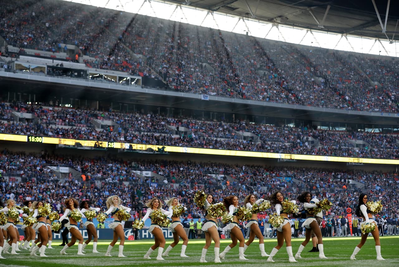 Los detalles de color inundaron a Londres en el partido de Tennessee Titans y Los Angeles Chargers disputado en Wembley, que recibió la fiesta del fútbol americano de la NFL.
