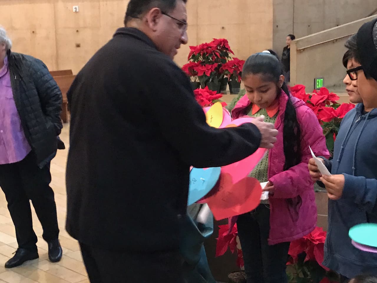 Un representante de la Arquidiócesis de Los Ángeles recibió las cartas y los corazones de los niños.