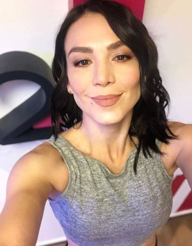 "Lo asumí y fui e hice teatro y después pude hacer tele. Fue algo que asumí, lo respeté, pero después le di la vuelta y dije 'claro que puedo hacer televisión'", contó la también actriz de 'Hasta que te conocí', la serie biográfica de Juan Gabriel.