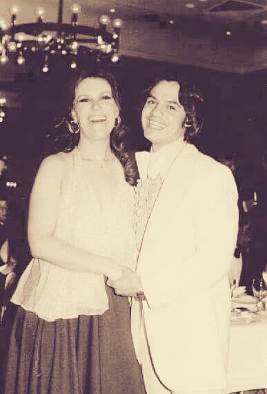 Juan Gabriel fue otro de los compositores que quedó prendado de su belleza, su carácter y talento. Juntos hicieron un binomio de época, siendo la canción 'No discutamos', el mayor éxito que ambos lograron, él como compositor y ella como intérprete. Lo mismo pasó con la canción: 'Tú a mí ya no me interesas'.