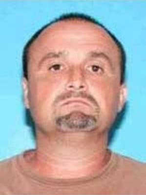 <h3 class="cms-H3-H3">Joe Matthew Constance</h3>
<br>
<br>El prófugo, con 52 años cumplidos, es un delincuente convicto que es buscado por su presunta participación en el asesinto de su esposa el pasado 5 de junio de 2011 en Louisiana. 
<br>
<br>La agencia precisó que Constance entró por la fuerza a la residencia de la mujer, donde se enfrentó con otros ocupantes a los que violentó, hasta encontrar a la víctima, a la que presuntamente mató de un disparo. 
<br>
<br>El FBI ofrece una recompensa de hasta 20,000 dólares por información que conduzca a la detención y condena Constance, quien está acusado de asesinato en primer grado, agresión con agravantes y robo con agravantes. 
<br>
<br>
<br>
<br>
<br>