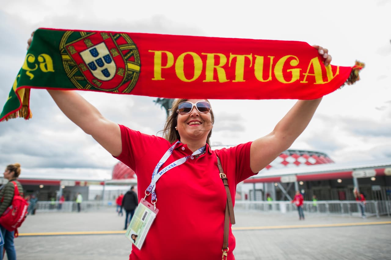 Hermosos trajes y mucho colorido de la afición en Rusia para el juego por el tercer puesto en la Copa Confederaciones.