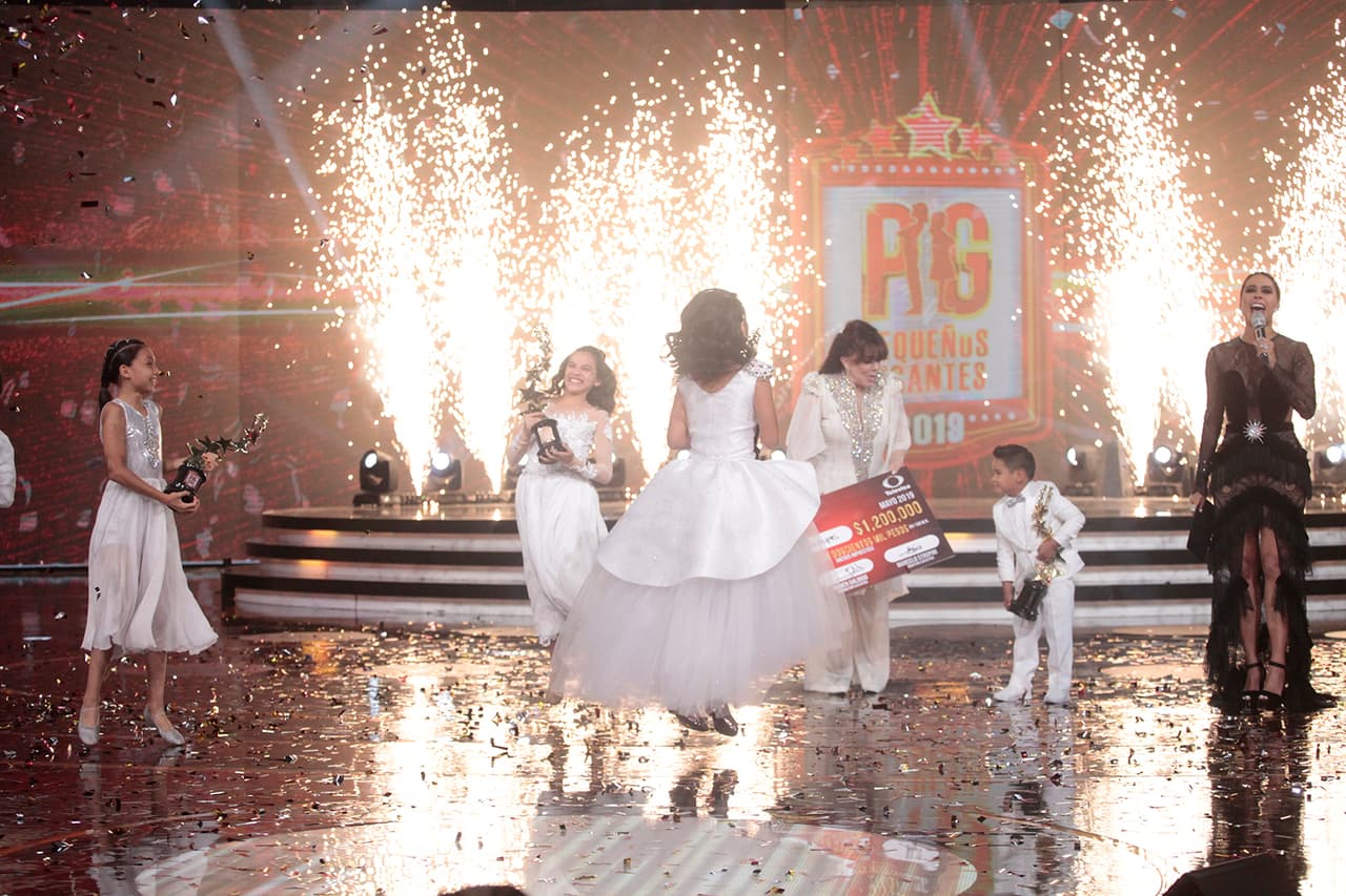 Tras diez galas, los participantes de los tres escuadrones finalistas demostraron su evidente crecimiento y agradecieron haber formado la gran familia de los Pequeños Gigantes.