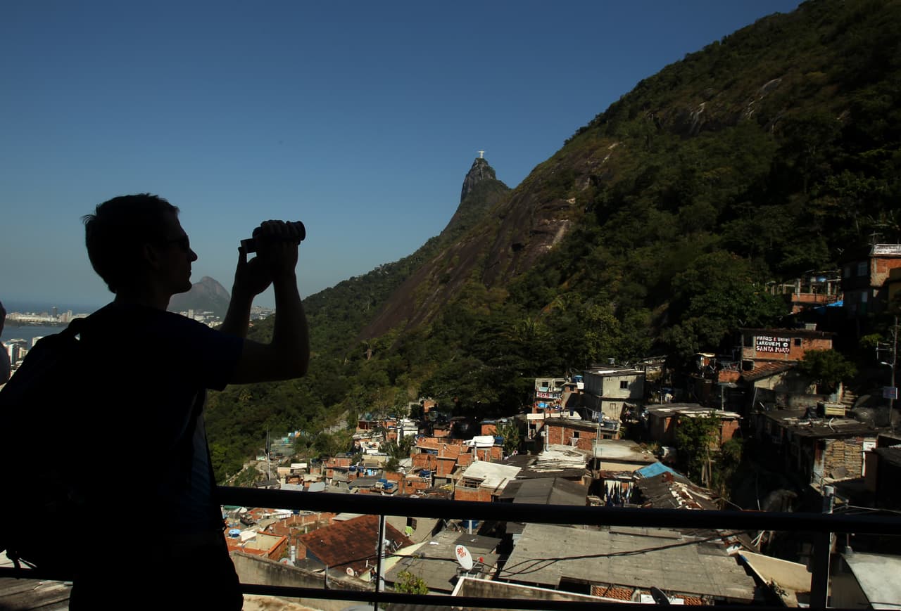 Un turista toma fotografías de la favela de Santa Marta, en Río de Janeiro, el 5 de septiembre de 2012.