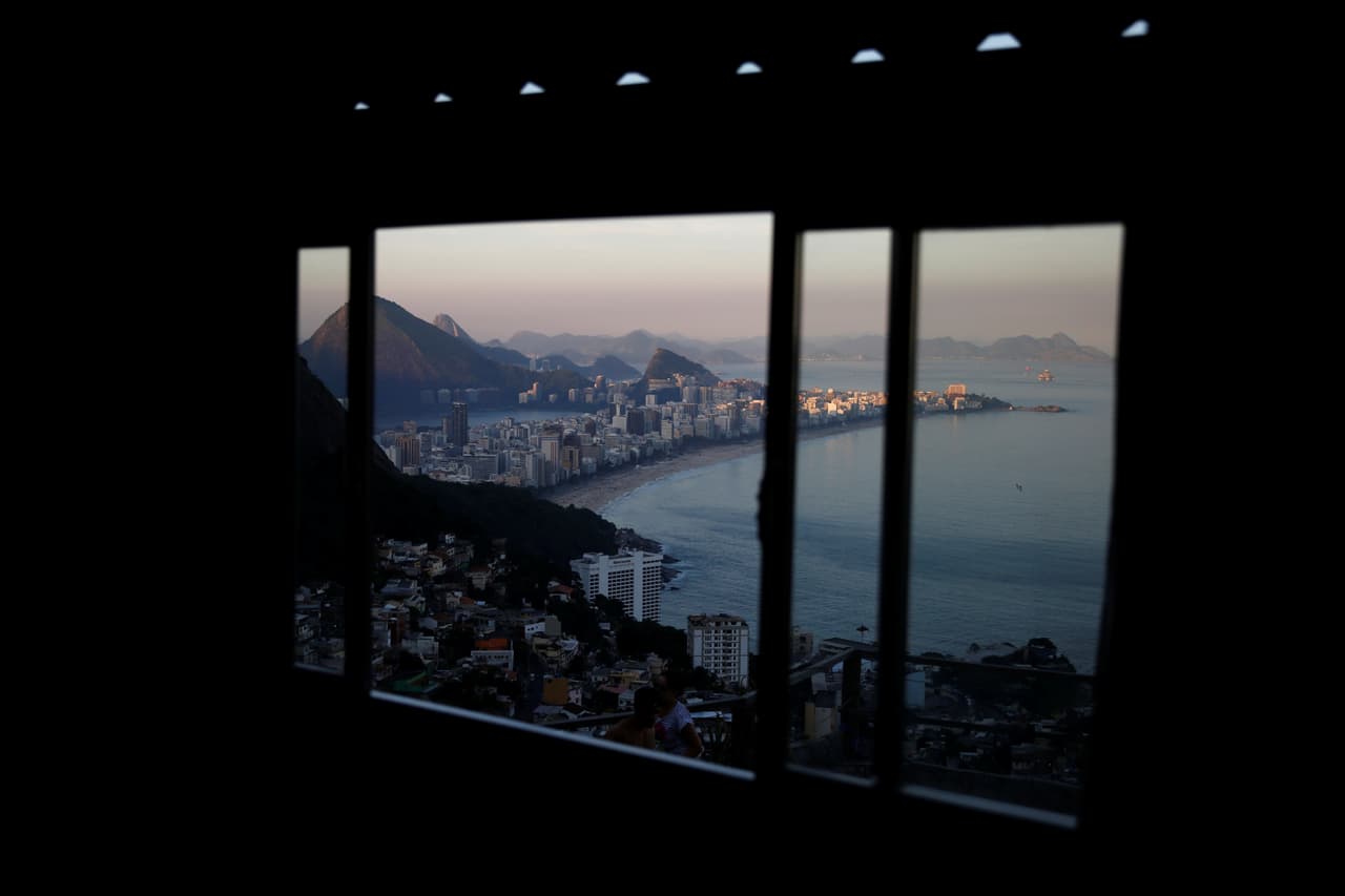 La playa de Ipanema se ve a través de una ventana en el albergue Alto Vidigal en la favela de Vidigal, en Río de Janeiro, Brasil, el 23 de abril de 2016.