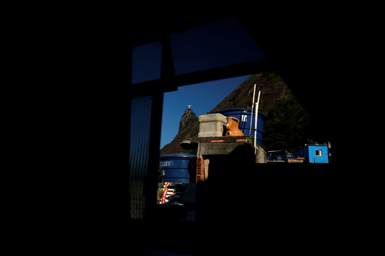 El Cristo Redentor se ve a través de una ventana del hostal Escena en Santa Marta favela, Río de Janeiro, Brasil, el 24 de abril de 2016.