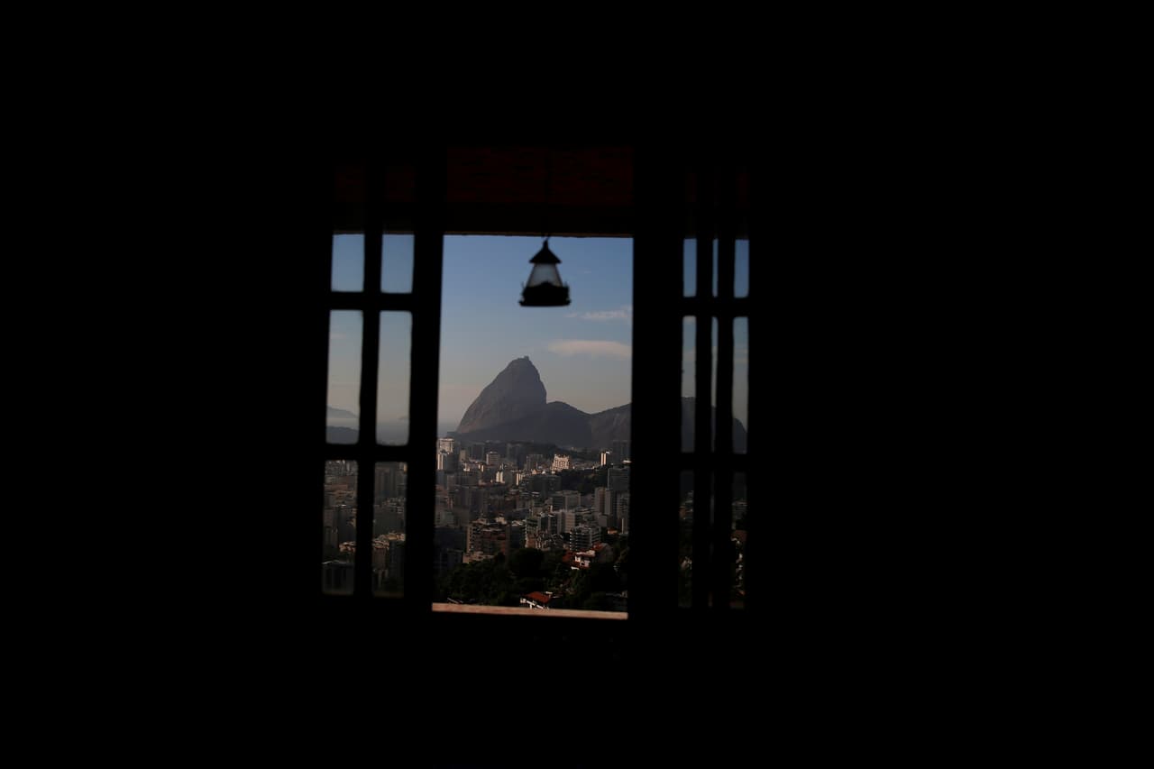 Pan de Azúcar se ve a través de una ventana de la Posada Favelinha (Pequeña favela), hostal en Pereira da Silva, favela de Río de Janeiro, Brasil, 21 de abril de 2016.