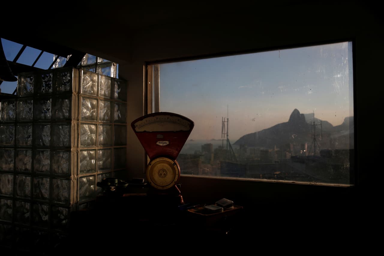 La montaña "Los Dos Hermanos", se ve a través de una ventana del albergue Tiki en Cantagalo favela, Río de Janeiro, Brasil, el 1 de mayo de 2016.