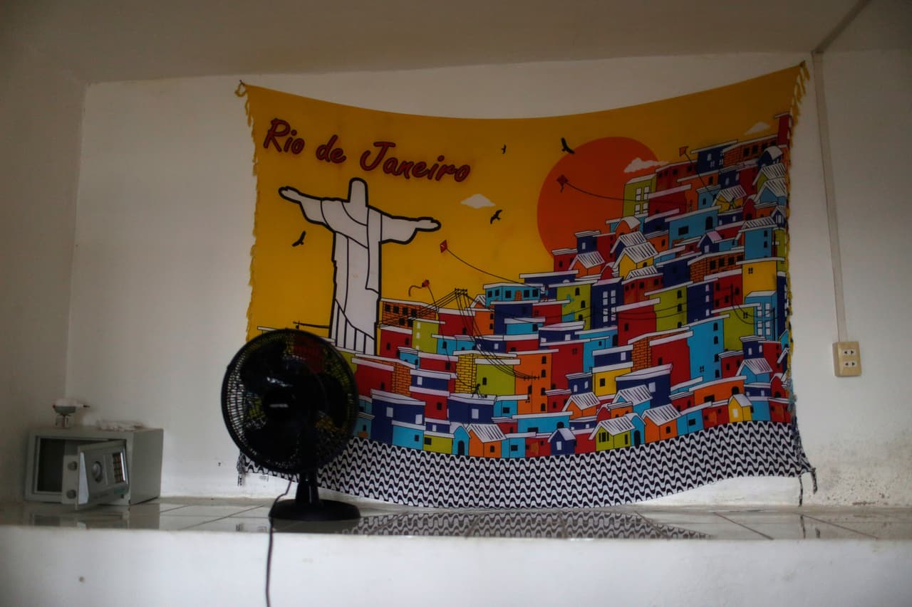 Una habitación con caja de seguridad para los huéspedes de la Posada Favelinha (Pequeña favela), en Pereira da Silva favela de Río de Janeiro, Brasil, el 29 de abril de 2016.