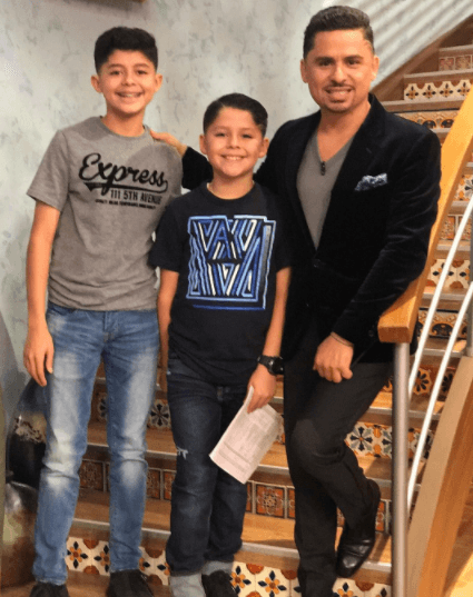 El cantante llegó acompañado de sus hijos mayores, Larry Jr. y Sebastián.