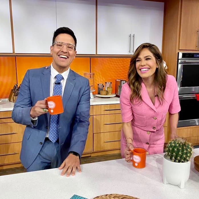 Karla Martínez y Raúl González saben lo importante que es contagiar sonrisas en los hogares de las familias latinas en Estados Unidos.