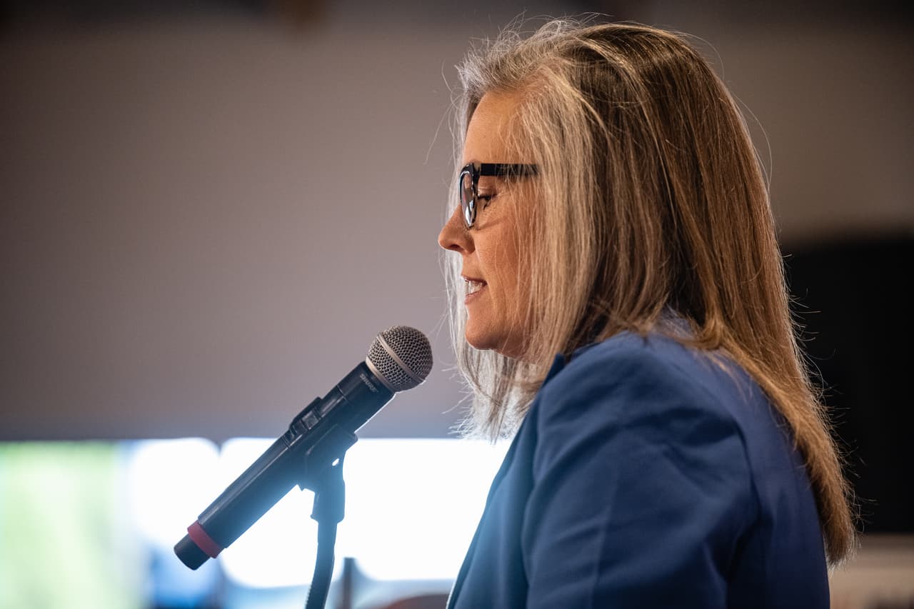 Renuncia la secretaria de Prensa de Hobbs, Josselyn Berry, por controvertido tuit tras el tiroteo en Nashville