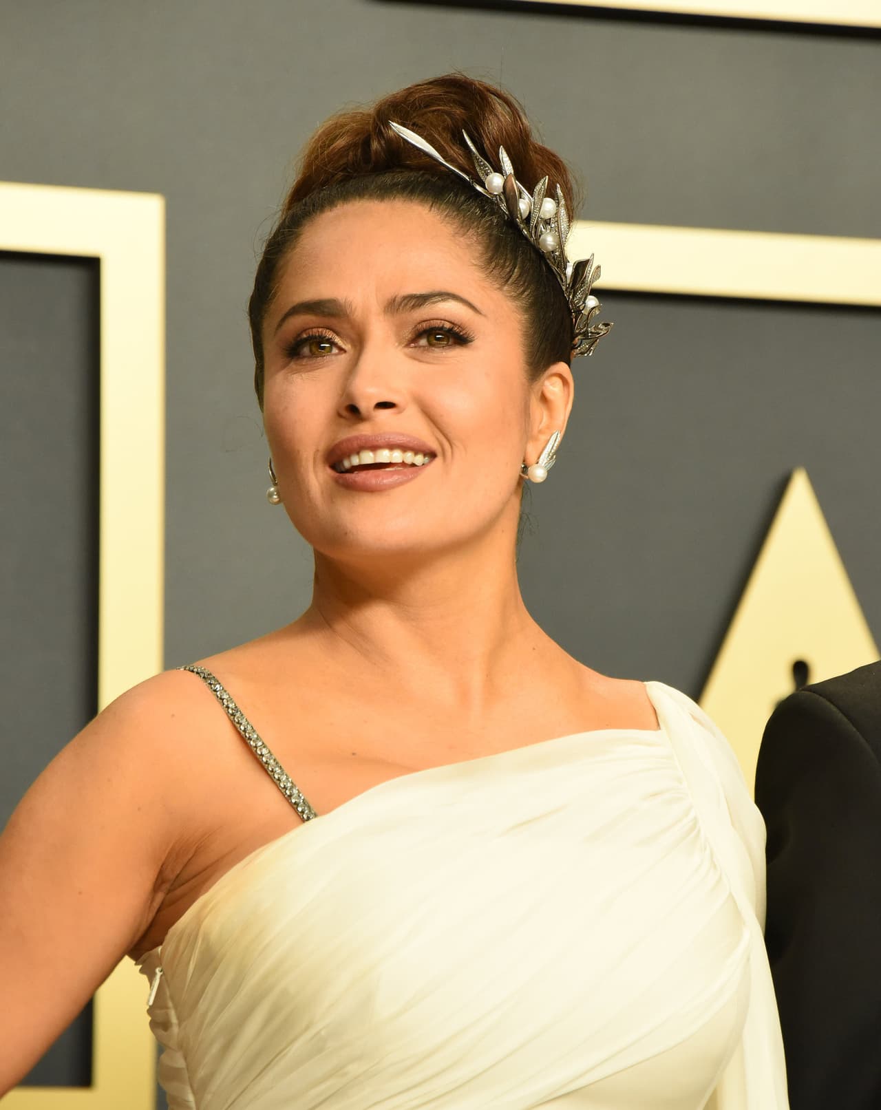 La 
<b><a href="https://www.univision.com/famosos/salma-hayek-pudo-haberle-cambiado-la-suerte-al-oscar-que-termino-escondido-bajo-una-butaca-video">actriz y productora mexicana Salma Hayek</a></b> fue una de las presentadoras de la entrega 92 de los 
<b>premios Oscar</b>. En compañía del actor guatemalteco Oscar Isaac entregó las estatuillas de las categorías Mejor sonido y Mejor mezcla de sonido. 
<br>
