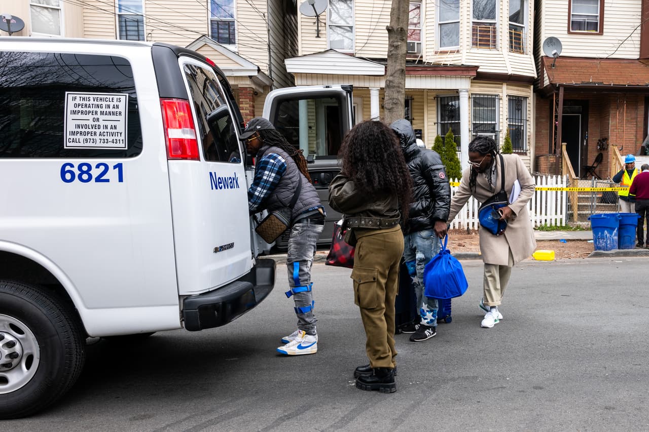 Algunos vecinos de Newark fueron trasladados a hoteles mientras las autoridades revisan los daños en las estructuras de sus hogares.