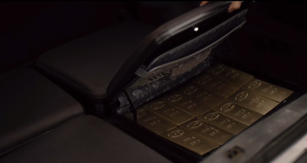 In a country where corruption permeates every moveof the game, a briefcasefull of gold can mean big changes, and ‘
<b><a href="http://www.univision.com/series/el-chapo-english" target="_blank">El Chapo</a></b>’ is well aware of that.