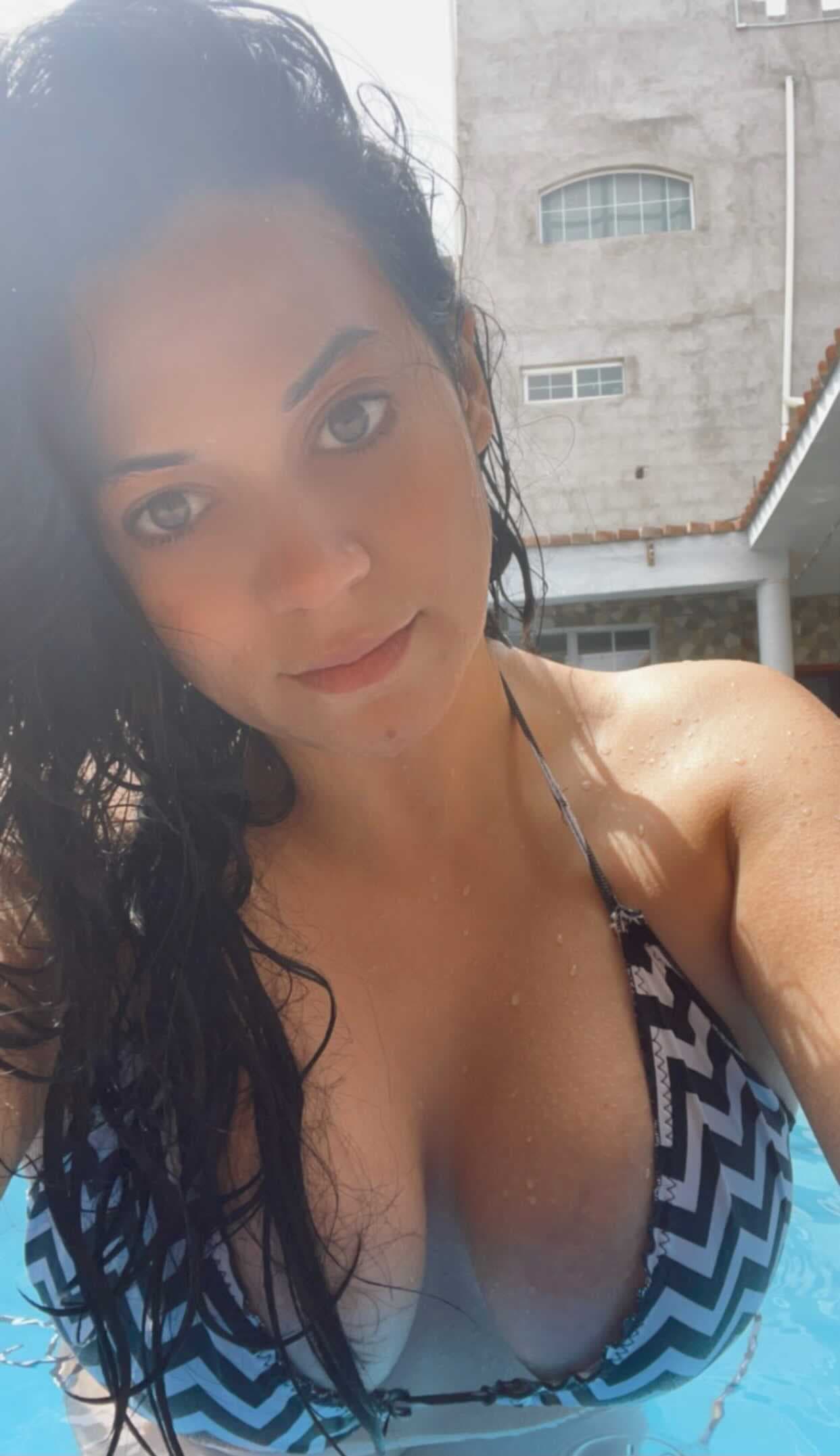 Y como es costumbre, la locutora de El Bueno, La Mala y El Feo nos compartió nuevas postales en bikini.