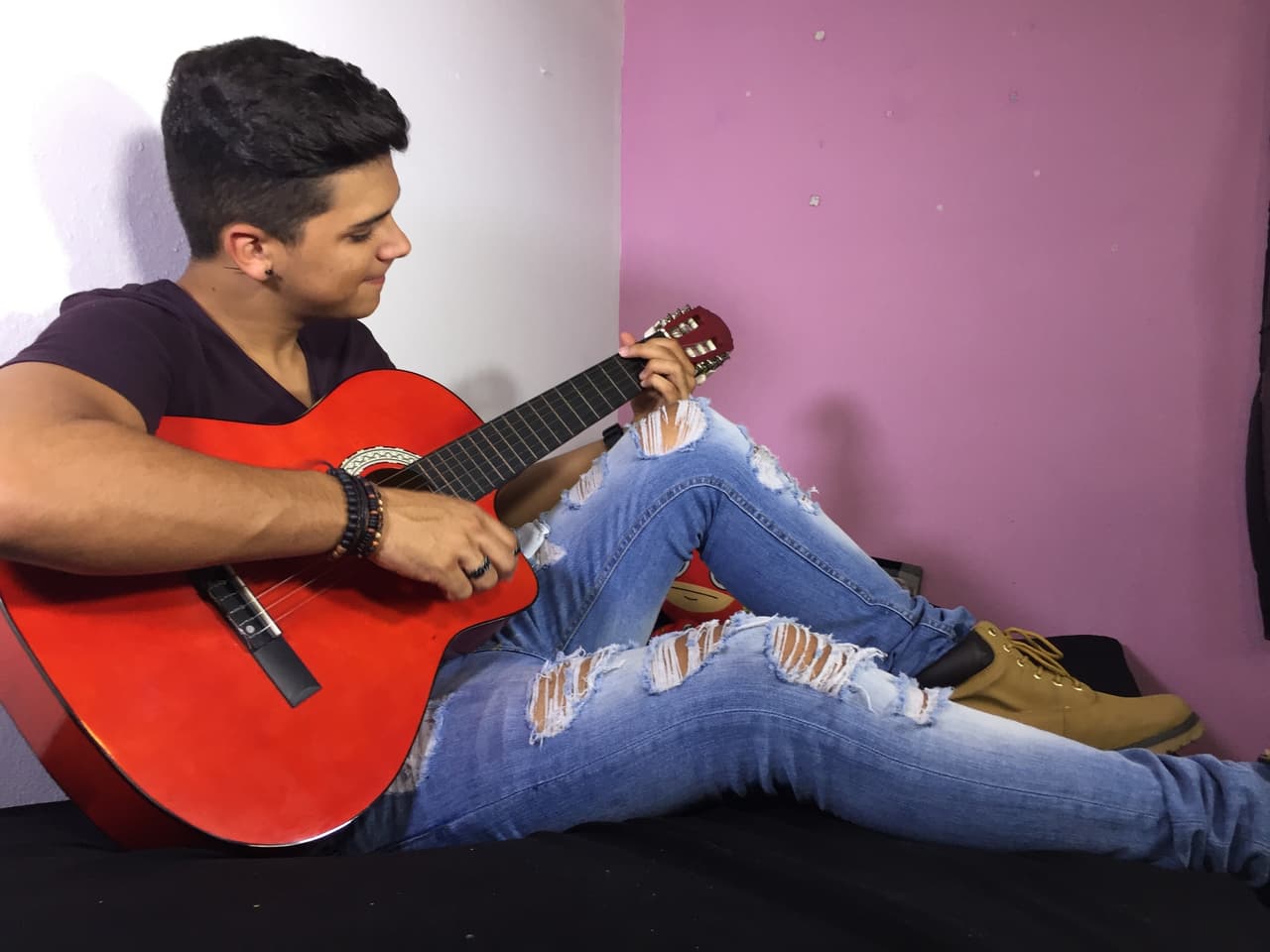 No va a ningún lado sin su guitarra.