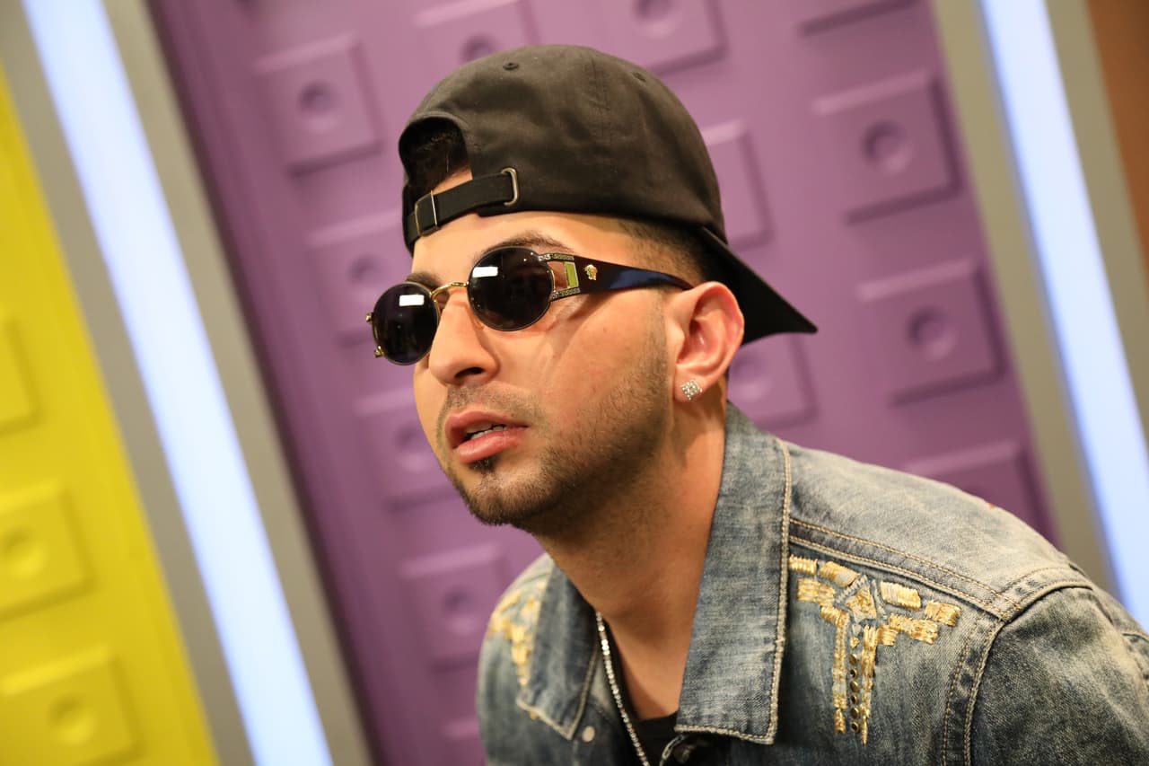 Justin Quiles, nominado en la categoría 'Artista revelación', combina dos elementos clásicos como la mezclilla y la gorra.